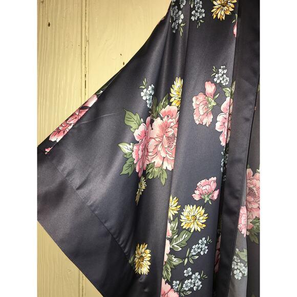 Romantic Satin Topper Torrid ONE SIZE Floral Kimono Cardigan Duster Gray NEW OS - Picture 9 of 10